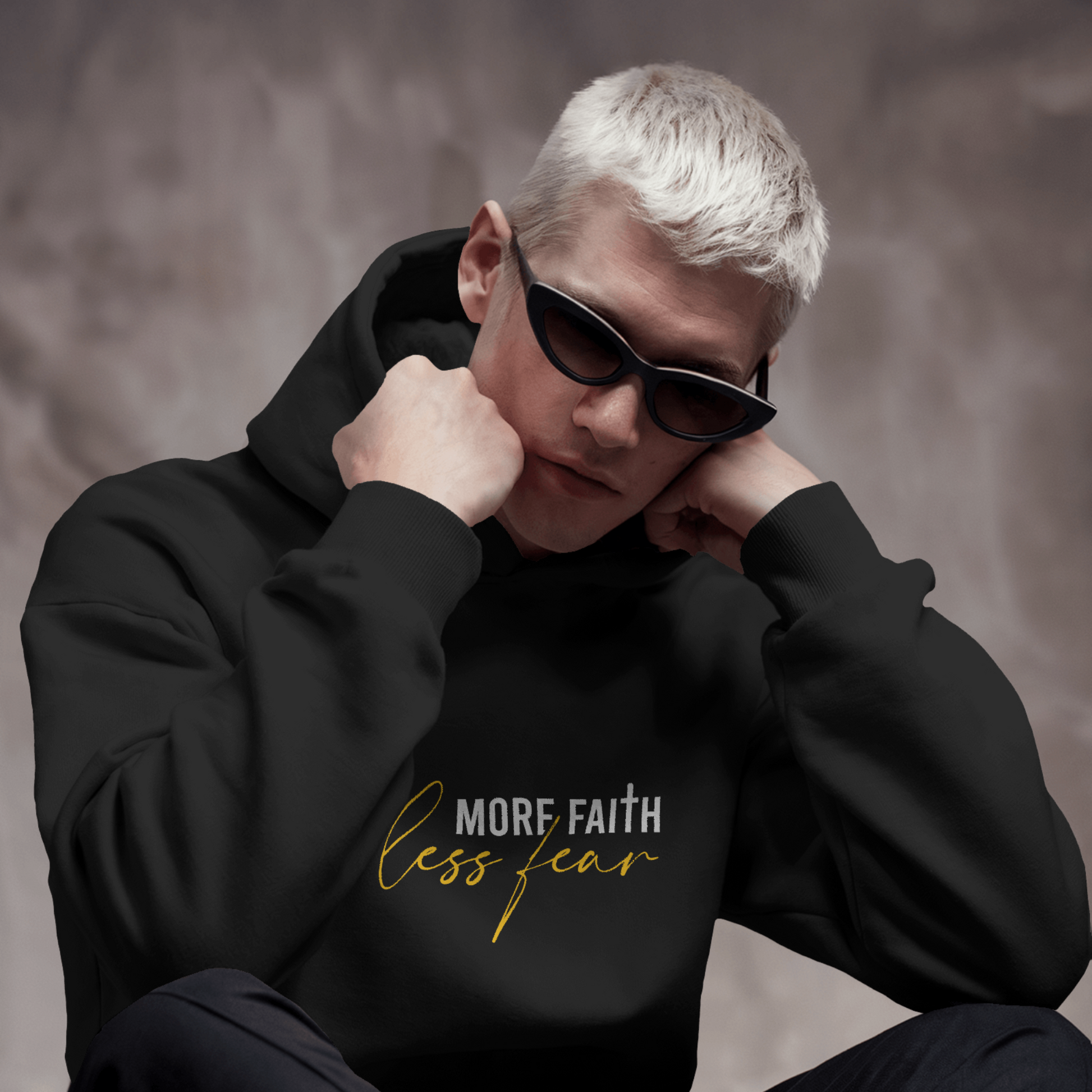 Hoodie More Faith, Less Fear par SNRUE® 